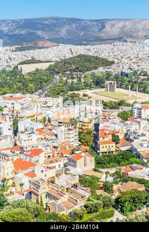 Angolo di alta vista del Tempio di Zeus, l'Arco di Adriano e il centro città di Atene, Atene, Grecia, Europa Foto Stock