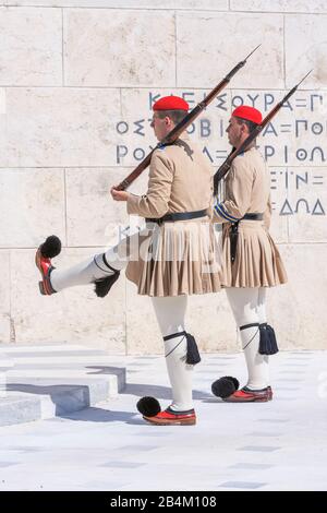 Soldati Evzone esecuzione di cambio della guardia, Atene, Grecia, Europa Foto Stock