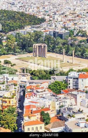 Angolo di alta vista del Tempio di Zeus, l'Arco di Adriano e il centro città di Atene, Atene, Grecia, Europa Foto Stock