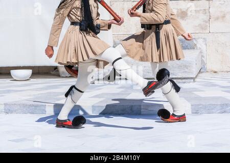 Soldati Evzone esecuzione di cambio della guardia, Atene, Grecia, Europa Foto Stock