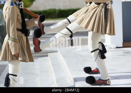 Soldati Evzone esecuzione di cambio della guardia, Atene, Grecia, Europa Foto Stock