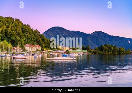 Deutschland, Bayern, Oberbayern, Mangfallgebirge, Tegernsee (Stadt), Bootshafen Mit Tegernsee Gegen Wallberg Und Setzberg Foto Stock