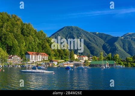 Deutschland, Bayern, Oberbayern, Mangfallgebirge, Tegernsee (Stadt), Bootshafen Mit Tegernsee Gegen Wallberg Foto Stock