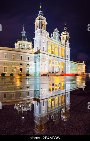 Il Royal Cattedrale Almudena di Madrid in Spagna durante la notte Foto Stock