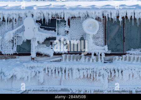 Germania, Baden-Wuerttemberg, Foresta Nera, edificio coperto di ghiaccio e neve sull'Hornisgrende. Foto Stock