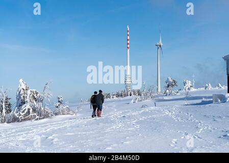 Germania, Baden-Württemberg, Foresta Nera, l'Hornisgrende con 1163 m è la montagna più alta della Foresta Nera settentrionale. Vista della torre di trasmissione SWR. Foto Stock