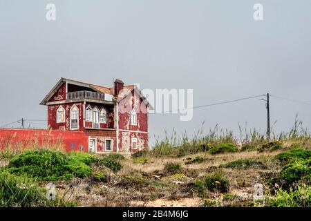 Europa, Portogallo, costa atlantica, Estremadura, Centro regione, Peniche, vecchia casa con facciata rossa Foto Stock