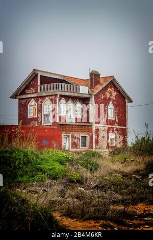 Europa, Portogallo, costa atlantica, Estremadura, Centro regione, Peniche, vecchia casa con facciata rossa Foto Stock