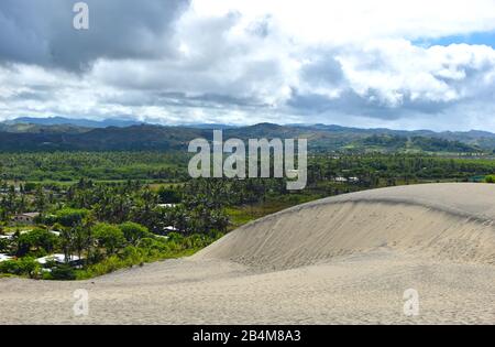 Guardando verso il basso su un insediamento dalla cima delle enormi dune del Parco Nazionale delle dune di sabbia di Sigatoka su viti Levu, Fiji Foto Stock