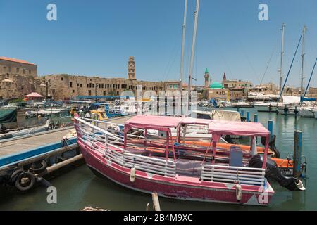 Medio Oriente, Israele, Mar Mediterraneo, Akko, barche da pesca e barche a vela nel porto