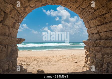 Medio Oriente, Israele, Mar Mediterraneo, Cesarea, acquedotto romano sulla spiaggia Foto Stock