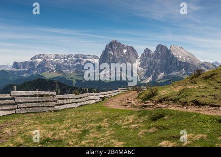 Italia, Alto Adige, Dolomiti, Alpe Di Siusi, Vista Su Sella, Langkofel E Plattkofel Foto Stock