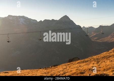 Svizzera, Graubünden, Engadina, alta Engadina, Silvaplana, seggiovia al crepuscolo con Passo Julier sullo sfondo Foto Stock