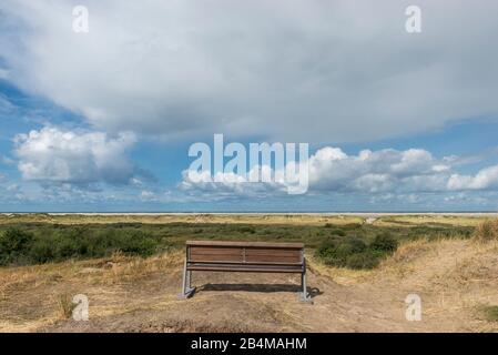 Deutschland, Niedersachsen, Nordsee, Ostfriesische Inseln, Nationalpark Wattenmeer, Borkum, Bank mit Blick in die Dünen und auf das Meer Foto Stock