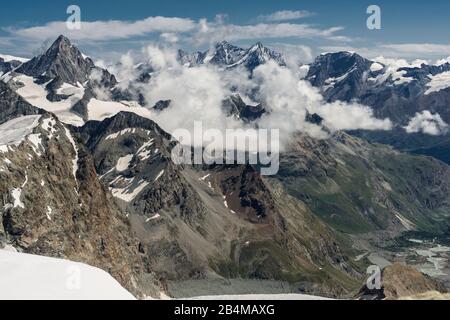 Svizzera, Vallese, Haute Route Chamonix Zermatt, vista dalla cima di Tete Blanche a Obergabelhorn, Dom, Täschhorn e Alphubel Foto Stock