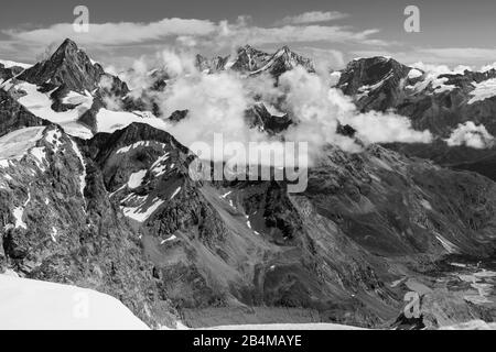 Svizzera, Vallese, Haute Route Chamonix Zermatt, vista dalla cima di Tete Blanche a Obergabelhorn, Dom, Täschhorn e Alphubel Foto Stock