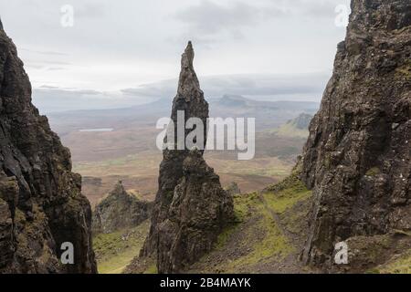 Gran Bretagna, Scozia, Ebridi Interne, Isola di Skye, Trotternish, Quiraing, paesaggio roccioso con l'ago Foto Stock