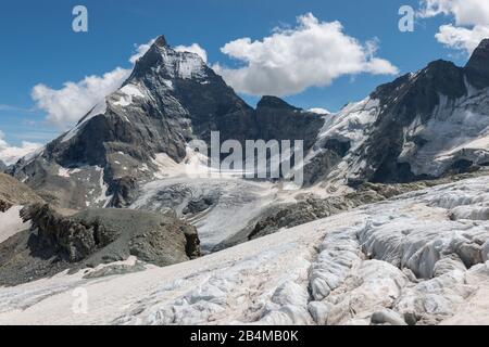 Svizzera, Vallese, Haute Route Chamonix Zermatt, crepacci sul ghiacciaio Stockji con il Cervino - Zmuttgrat, West Face e Liongrat Foto Stock