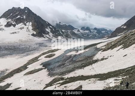 Svizzera, Vallese, Haute Route Chamonix Zermatt, due scalatori che scendono verso il ghiacciaio d'Otemma in una giornata torbida Foto Stock