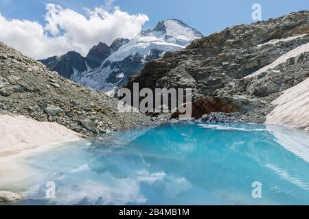 Svizzera, Vallese, Haute Route Chamonix Zermatt, lago verde al ghiacciaio Stockji con Dent d'Herens Foto Stock