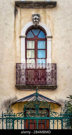 Particolare di una facciata casa a Narbonne Foto Stock