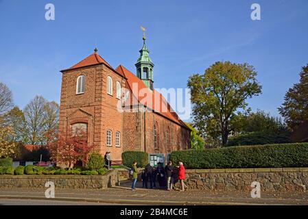 Europa, Germania, Schleswig-Holstein, Ahrensburg, chiesa del castello, autunno Foto Stock