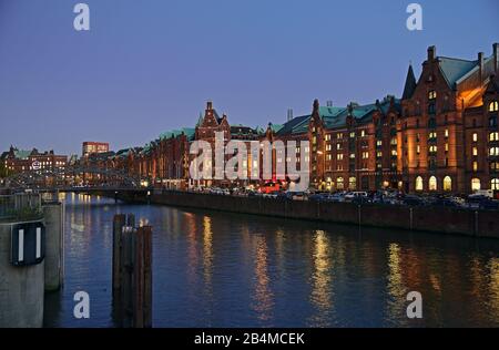 Europa, Germania, Amburgo, storico quartiere dei magazzini, vista dal canale doganale al vecchio magazzino di mattoni, panorama Foto Stock