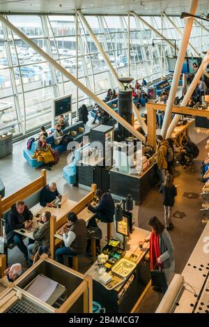 Paesi Bassi, Amsterdam, all'aeroporto di Schiphol, vista in elevazione del terminal internazionale foodcourt, NR Foto Stock
