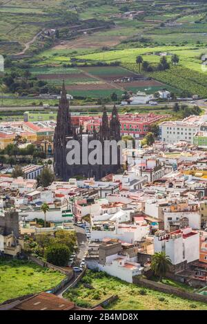 Spagna isole canarie Gran Canaria Island, Arucas, ad alto angolo di visione della città e la Iglesia de San Juan chiesa Foto Stock