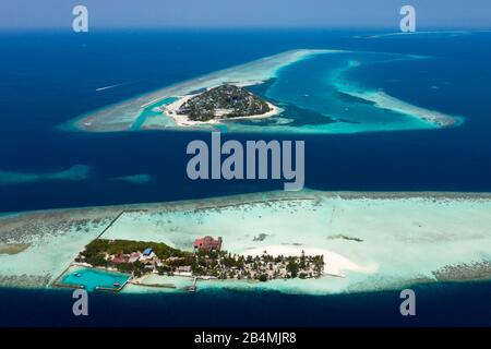 Isola di vacanza Ranveli e isola abitata Dhangethi, Ari Atoll, Oceano Indiano, Maldive Foto Stock