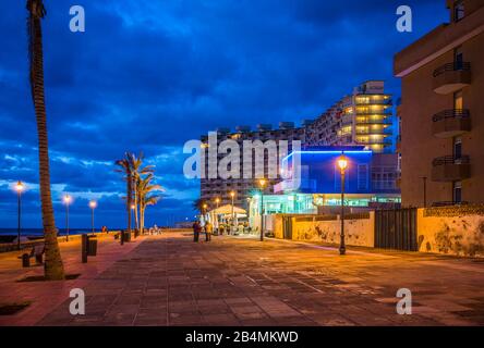 Spagna Isole Canarie Tenerife Island, Bajamar, waterfront street, crepuscolo Foto Stock