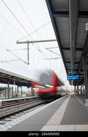 Germania, Sassonia-Anhalt, Magdeburg, stazione ferroviaria principale, treno tira dentro, regionale espresso. Foto Stock