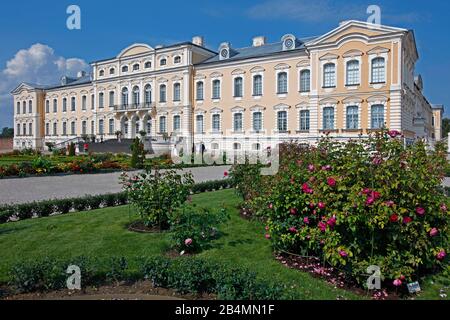 Stati baltici, Lettonia, Castello di Rundale nei pressi di Bauska (65 km a sud di riga), costruito 1735-1740 da Bartolomeo Rastrelli per conto di Ernst Johann von Biron, parco del castello Foto Stock