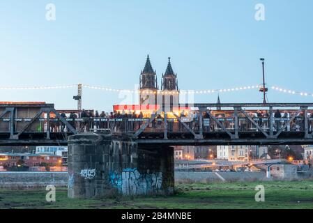 Deutschland, Sachsen-Anhalt, Magdeburg, kleiner Weihnachtsmarkt „popup!" auf historischer Hubbrücke, ehemalige Eisenbahnbrücke, Dom. Foto Stock