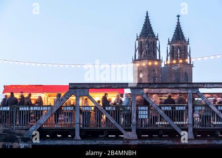 Deutschland, Sachsen-Anhalt, Magdeburg, kleiner Weihnachtsmarkt „popup!" auf historischer Hubbrücke, ehemalige Eisenbahnbrücke, Dom. Foto Stock