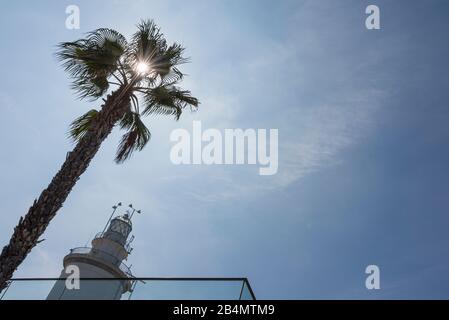 Un giorno a Malaga; impressioni da questa città in Andalusia, Spagna. Il faro, la Farola de Málaga, è una delle icone della Costa del Sol. Fu costruito nel 1817 da pietre del Monte de Gibralfaro. Foto Stock