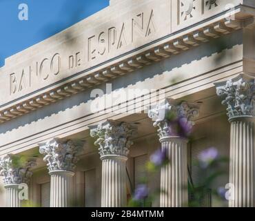 Un giorno a Malaga; impressioni da questa città in Andalusia, Spagna. Una succursale del Banco de Espana a Malaga, dall'architetto José Yarnoz Larrosa Foto Stock