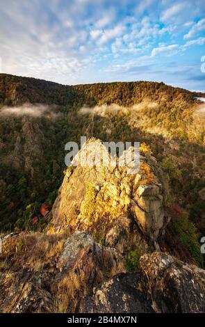 Germania, Sassonia-Anhalt, Thale, Harz, vista dal Roßtrappe al Bodetal, umore del mattino, autunno, Harz Foto Stock
