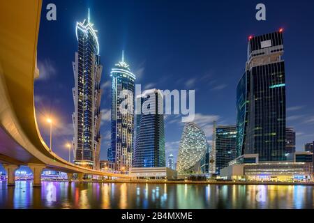 Notte skyline di Dubai, Emirati Arabi Uniti Foto Stock