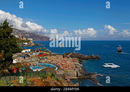 Piscine e servizi di acqua di mare vicino all'Hotel Baia Azul, storica nave a vela, replica di Santa Maria di Cristoforo Colombo, Funchal, Madeira, Portogallo Foto Stock