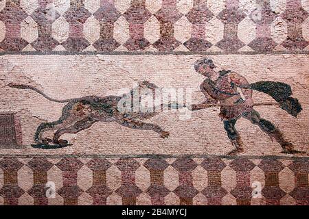 Paphos, Parco Archeologico, Casa di Dioniso, il porticus orientale, un cacciatore attacca un leopardo con una lancia, Cipro, parte greca Foto Stock