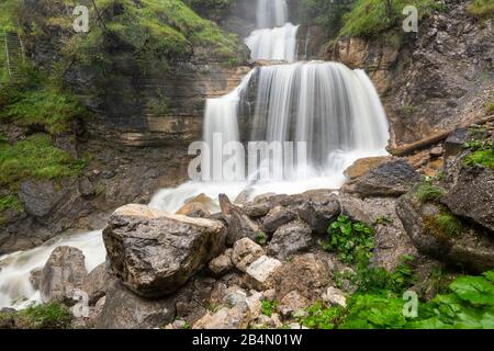 La cascata del Kuhflucht sotto la pioggia e un sacco di acqua a fine estate, all'inizio dell'autunno