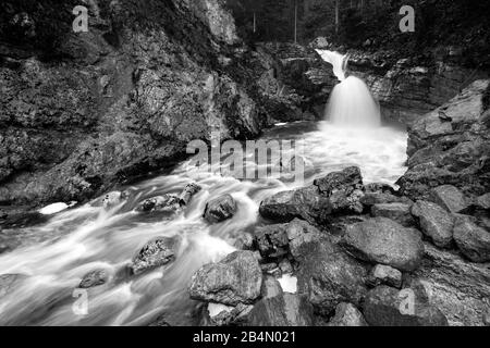 Una delle cascate più basse del Kuhflucht nelle Prealpi Bavaresi delle Ester Mountains. Foto Stock