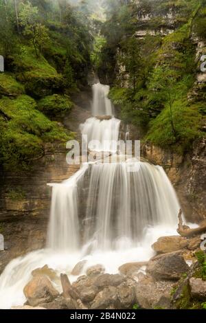 La cascata del Kuhflucht sotto la pioggia e un sacco di acqua a fine estate, all'inizio dell'autunno