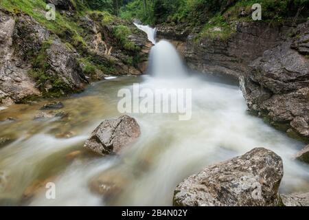 Una delle cascate più basse del Kuhflucht nelle Prealpi Bavaresi delle Ester Mountains. Foto Stock