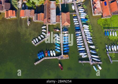 Boathouses e jetties sul lago Ammer, Dießen am Ammersee, Funfseenland, Pfaffenwinkel, vista aerea, alta Baviera, Baviera, Germania Foto Stock