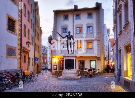 Statua Di Don Juan De Austria Su Zieroldsplatz, Città Vecchia Di Ratisbona, Alto Palatinato, Baviera, Germania Foto Stock