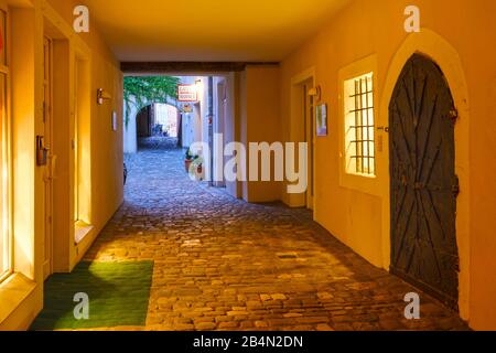 Vicolo con passaggio nel centro storico, Regensburg, Alto Palatinato, Baviera, Germania Foto Stock