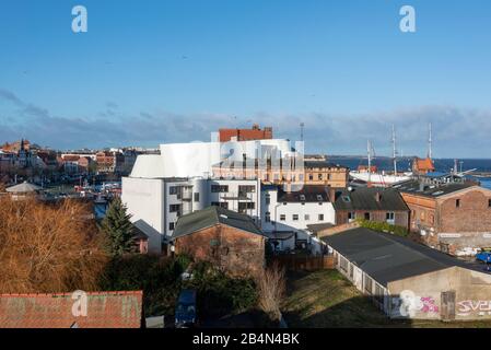 Germania, Meclemburgo-Pomerania occidentale, Stralsund, Ozeaneum al porto, Gorch Fock sulla destra nella foto Foto Stock