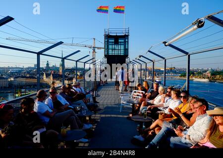 Le persone che gustano un drink pomeridiano al Gondola Restaurant di Stoccolma Foto Stock